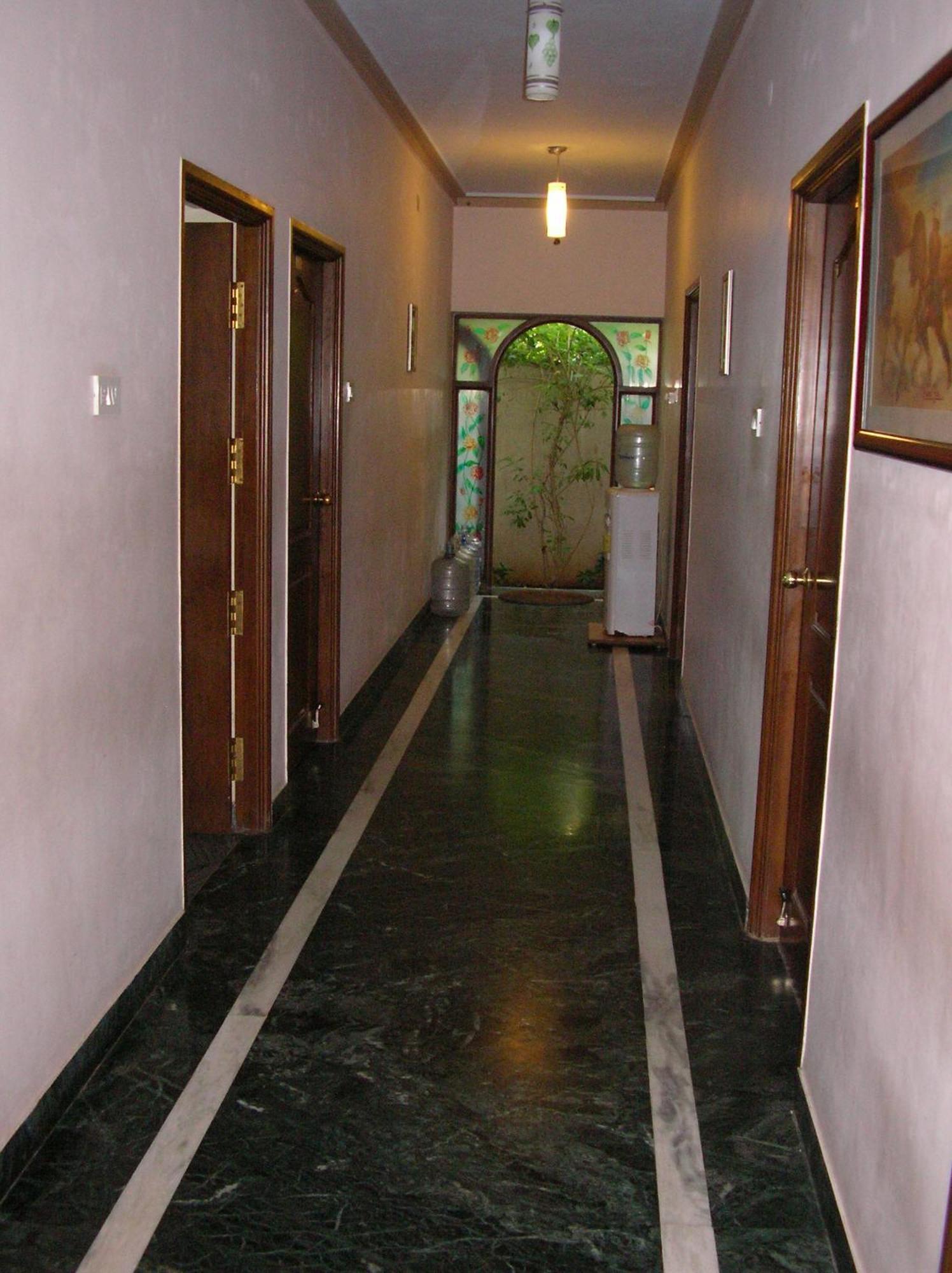 Lloyds Serviced Apartments,Krishna Street,T Nagar Chennai Bilik gambar