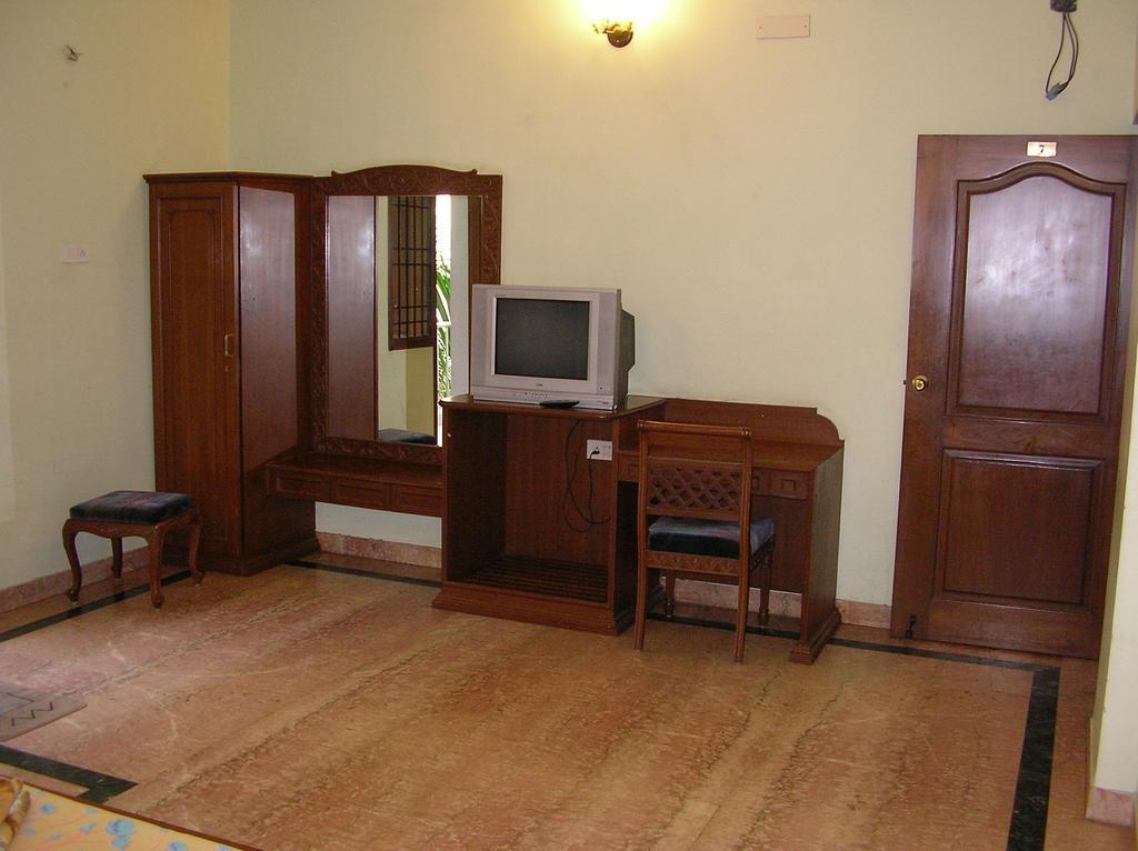 Lloyds Serviced Apartments,Krishna Street,T Nagar Chennai Bilik gambar